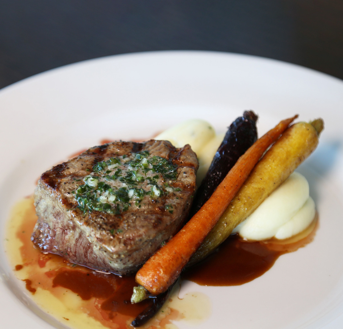 Peoria-steak-and-multicolor-carrots
